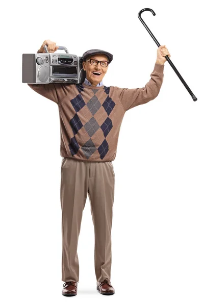 Homme âgé joyeux avec une radio boombox et une canne à pied — Photo