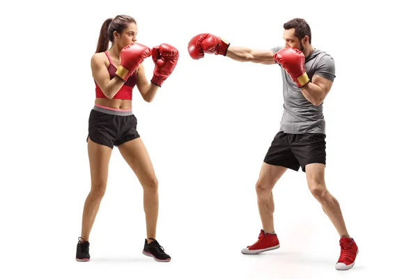 Mujer joven y una caja de entrenamiento masculina joven — Foto de Stock