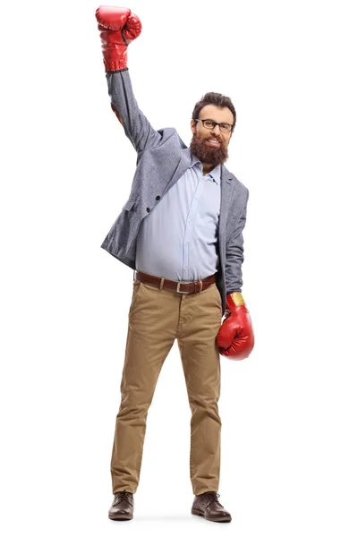 Homem de roupas formais com luvas de boxe levantando um braço — Fotografia de Stock