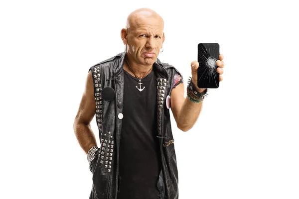 Сумний панк тримає свій зламаний мобільний телефон — стокове фото
