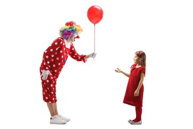 Palyaço küçük bir kıza kırmızı balon veriyor.