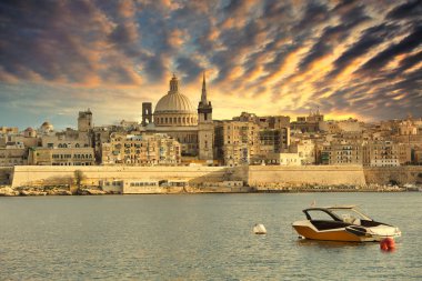 Gün batımında Valleta, Malta manzarası 