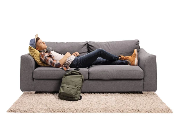 Студент-мужчина спит на диване — стоковое фото
