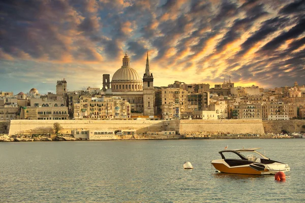 Vista de Valleta, Malta, al atardecer — Foto de Stock