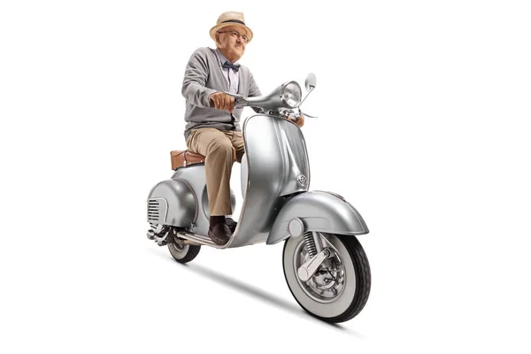 Anziano gentiluomo con papillon in sella a una moto d'epoca — Foto Stock