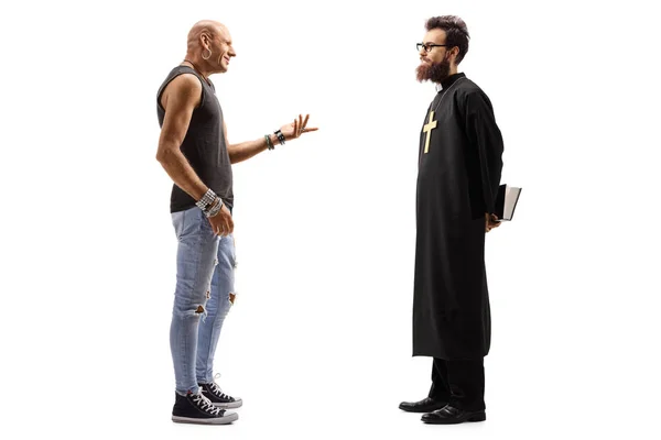 Мужчина-хипстер разговаривает со священником — стоковое фото