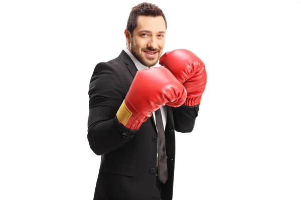 Empresário com luvas de boxe vermelho olhando para a câmera — Fotografia de Stock