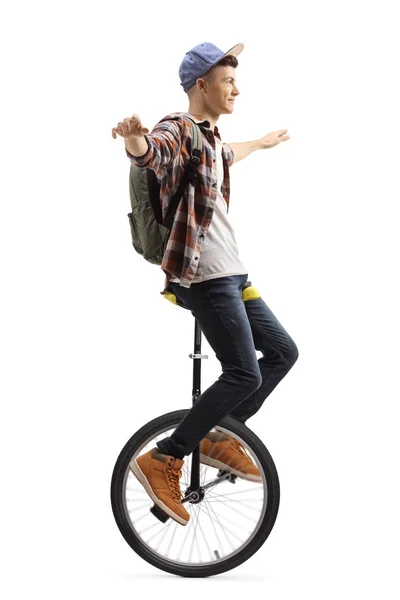Tiro de comprimento total de um estudante do sexo masculino montando um monociclo — Fotografia de Stock