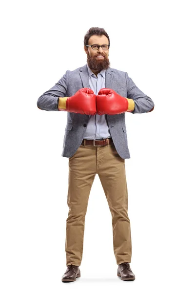 Bearded man i formella kläder bär röda boxningshandskar — Stockfoto