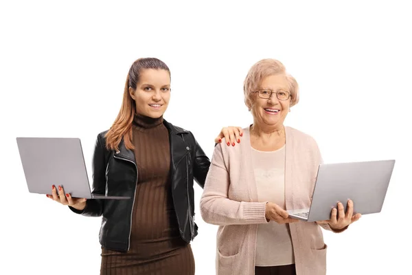 Wnuczka i babcia trzymające laptopy — Zdjęcie stockowe
