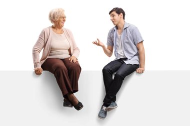 Büyükannem ve torunum bir panelde oturuyorlar.