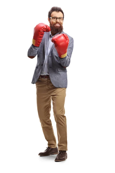 Hombre barbudo con guantes de boxeo de pie en guardia —  Fotos de Stock