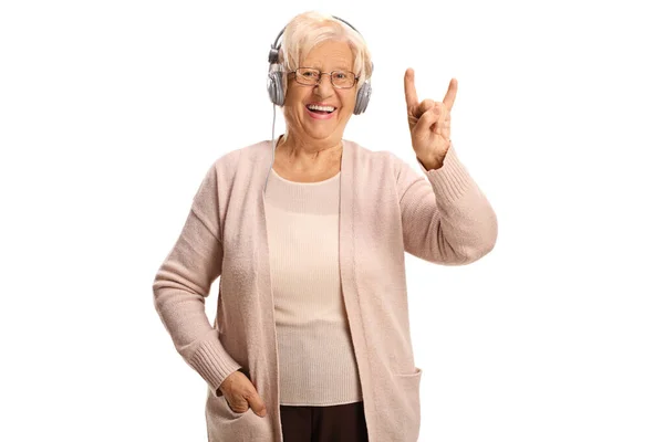 ロックとロールサインを作るヘッドフォンとクールな祖母 — ストック写真