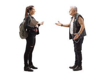 Kızgın yetişkin serseri genç bir kız öğrenciyle konuşuyor.