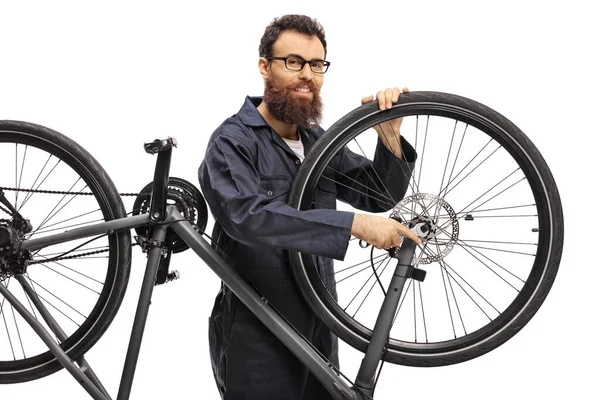 Handyman reparando a roda de uma bicicleta — Fotografia de Stock