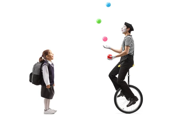 女子高生見ますA mime juglingオンA unicycle — ストック写真