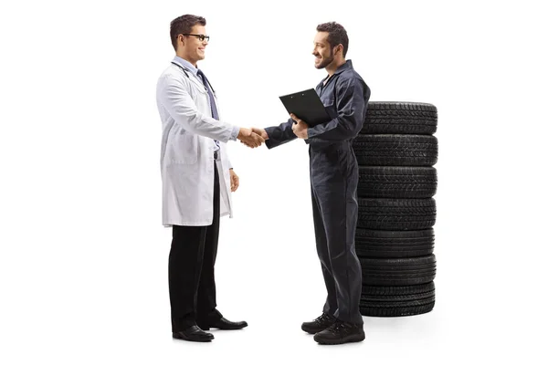 Auto mecânico e um médico apertando as mãos — Fotografia de Stock