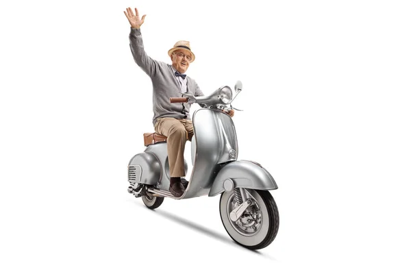 Äldre herre rida en vintage scooter och vinka — Stockfoto