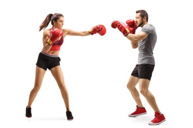 Genç adam ve kadın boks eldivenleriyle kavga ediyorlar.