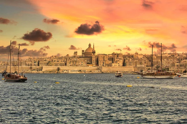 Utsikt över Valleta från Sliema hamn — Stockfoto