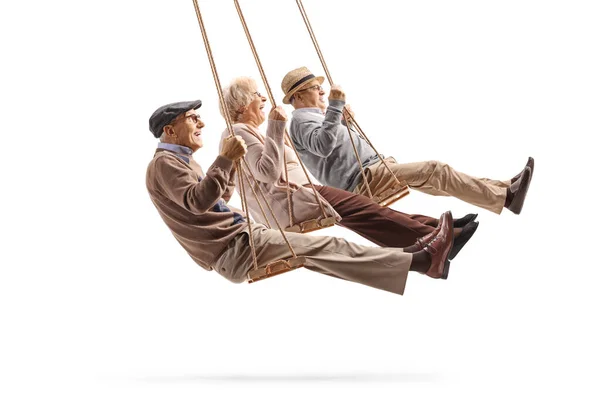 Personas mayores disfrutando en un columpio —  Fotos de Stock