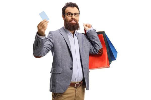 Homem barbudo com sacos de compras e um cartão de crédito — Fotografia de Stock