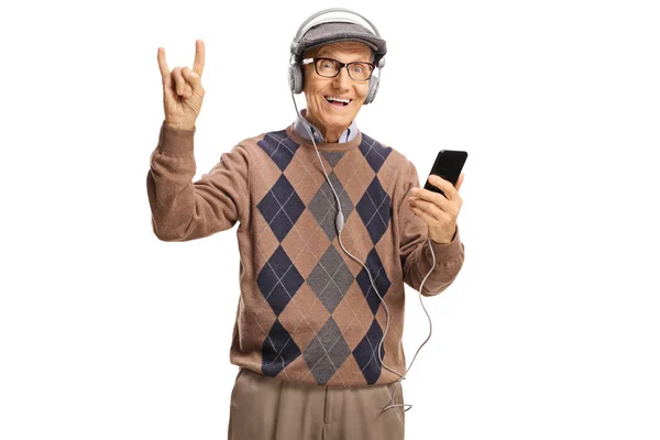 Oudere man gebaart een vredesteken en luisteren naar muziek op hea — Stockfoto