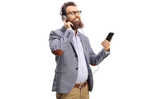 Baard man met koptelefoon genieten van muziek — Stockfoto