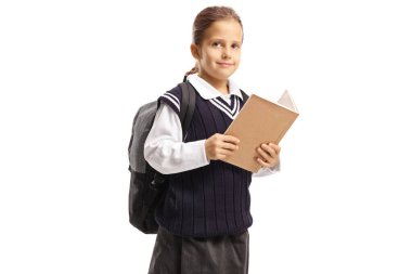 Liseli kız kitap okuyor ve kameraya bakıyor.