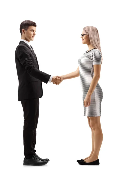 Fiatal nő kezet fog egy fiatal üzletemberrel. — Stock Fotó