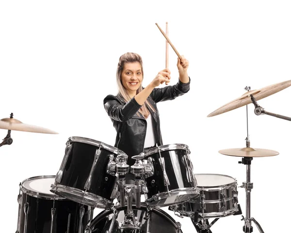 Красивая барабанщица с барабанной установкой и барабанными палочками — стоковое фото