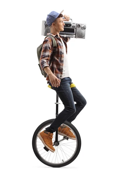 Joven en un monociclo sosteniendo una radio boombox — Foto de Stock