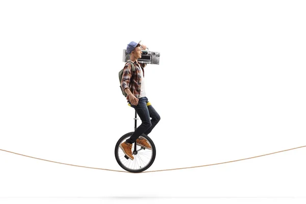 Homme adolescent chevauchant un monocycle et portant une radio boombox — Photo