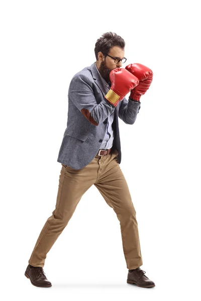 Man in formele kleding met rode bokshandschoenen — Stockfoto