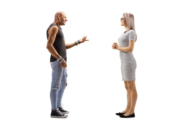 Homme hipster parler à une jeune femme blonde — Photo