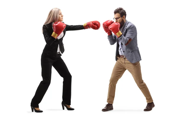 Homem e mulher em roupas formais lutando com luvas de boxe — Fotografia de Stock