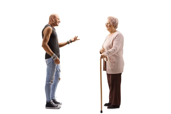 Seniorin und ein männlicher Hipster unterhalten sich — Stockfoto