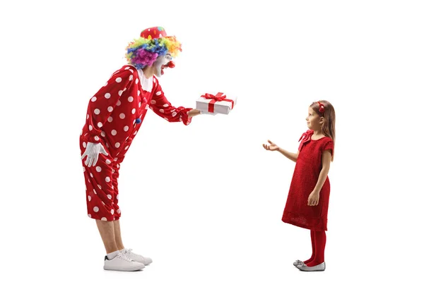 Clown schenkt Mädchen ein Geschenk — Stockfoto