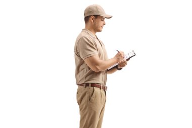 Dağıtım elemanı panoya yazı yazıyor.