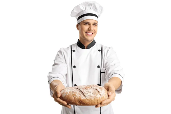 Joven chef masculino sosteniendo un pan casero — Foto de Stock