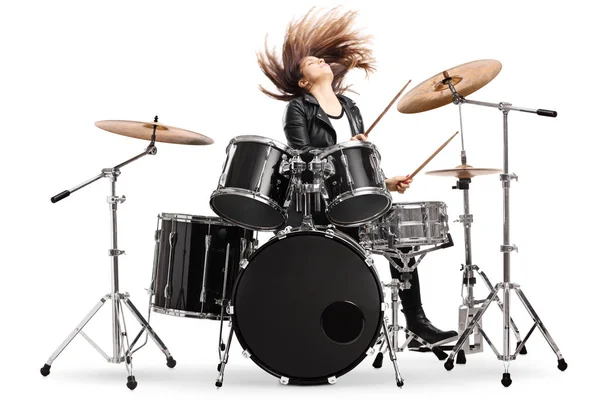 Energische Schlagzeugerin wirft ihre Haare und spielt Schlagzeug — Stockfoto