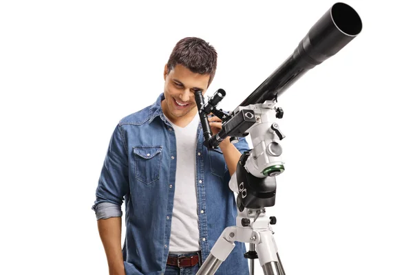 Νεαρός άνδρας που αναζητούν μέσα από ένα τηλεσκόπιο — Φωτογραφία Αρχείου