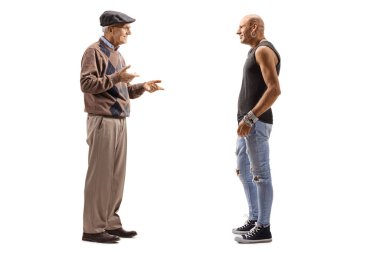 Yaşlı bir adam ve bir erkek hippi konuşuyor.