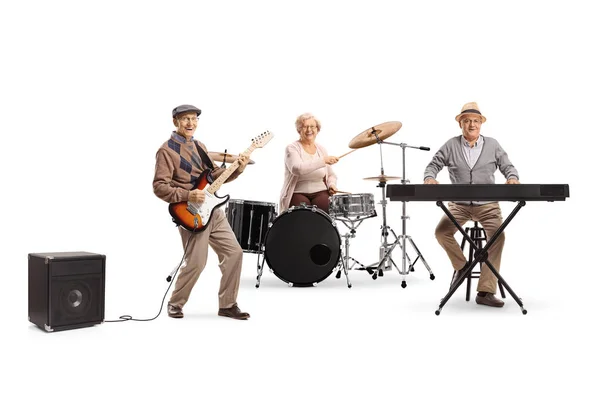 Senior människor i ett musikband som spelar trummor, keyboard och gitarr — Stockfoto