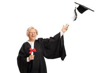Olgun bir bayan mezun. Şapka fırlatıyor ve diploma tutuyor. 
