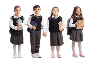 Üç liseli kız ve okul üniforması giyen bir çocuk.