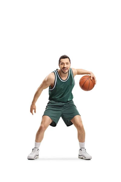 Człowiek w zielonej koszulce gra w koszykówkę — Zdjęcie stockowe