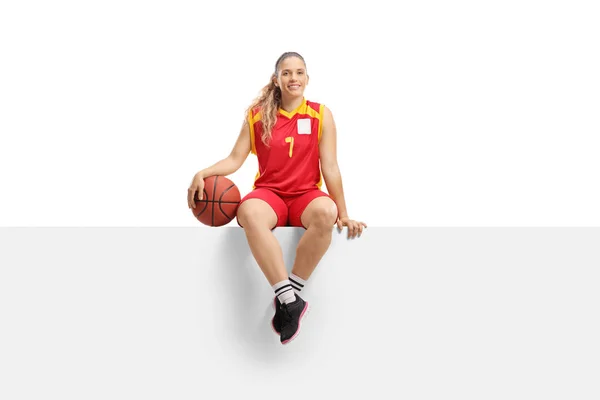 Pemain basket wanita muda duduk di panel dan tersenyum — Stok Foto