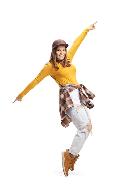 Молодая женщина в повседневной одежде танцует на цыпочках — стоковое фото