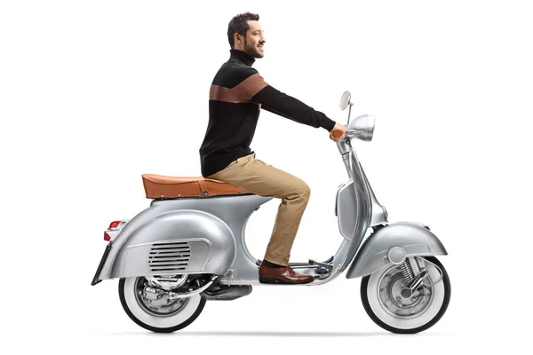 Elegante uomo alla moda in sella a uno scooter vintage argento — Foto Stock